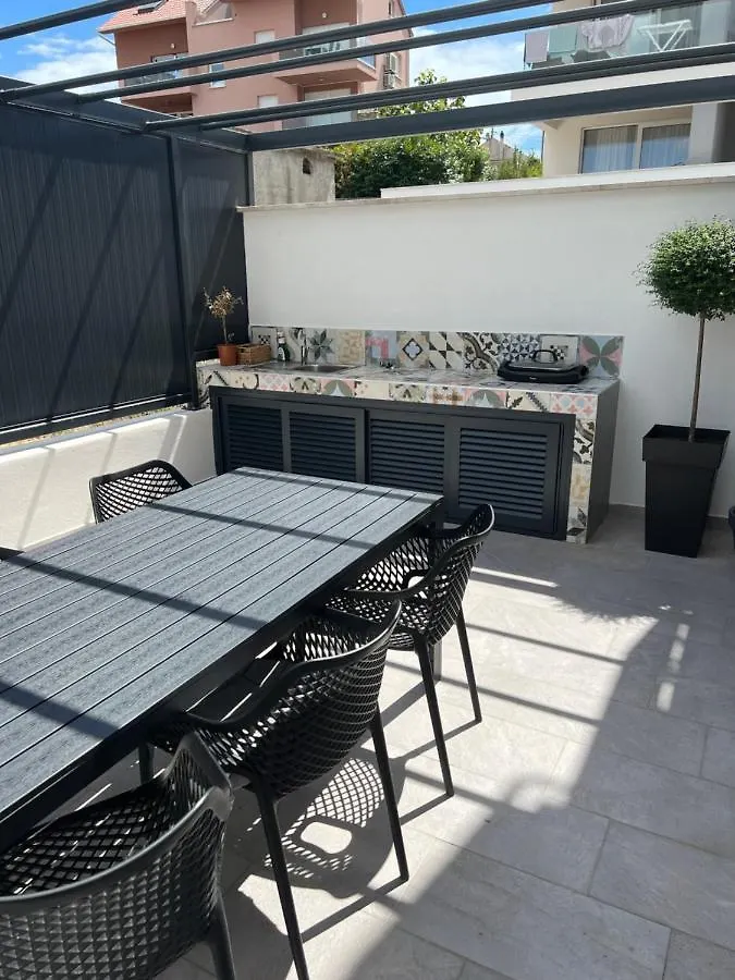 Apartment Molo With A Terrace, Garden And A Heated Pool Trogir