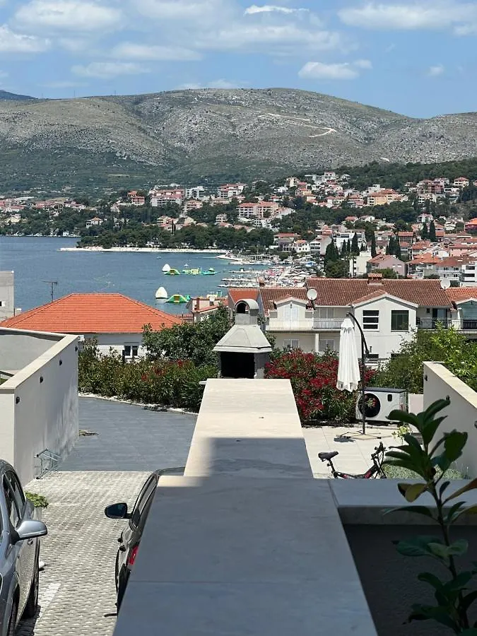 Apartment Molo With A Terrace, Garden And A Heated Pool Trogir